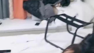 年轻和年长的继家人聚在一起进行热辣的三人行