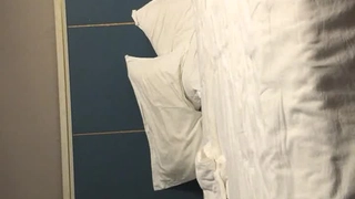 91贵州兵哥酒店狂操四川98年刚毕业上班的害羞小嫩妹,玩的都是高难度动作 高清720P